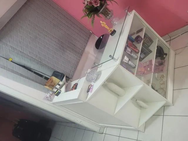 Balcão expositor com vidro para loja ou salão de beleza