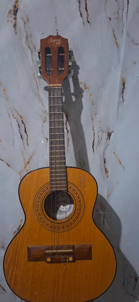 Lindo cavaquinho elétrico 