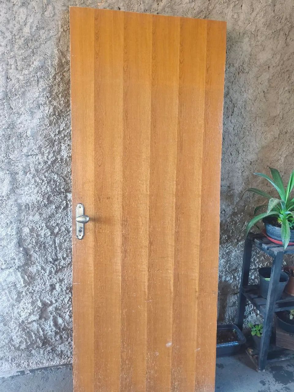 Porta de madeira com chave usada 
