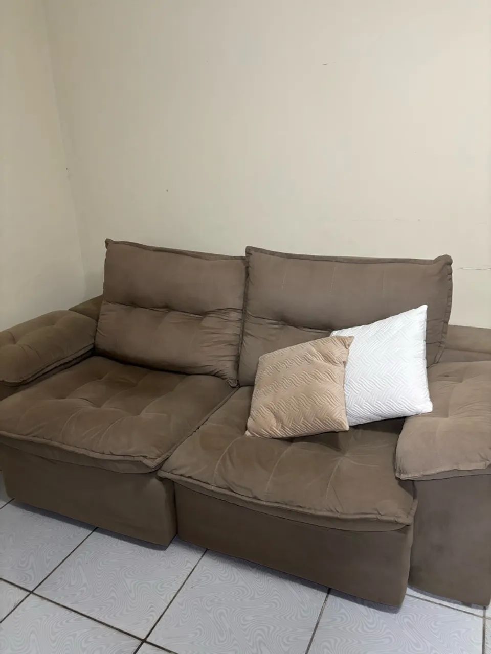 Sofá retrátil, semi novo, cor chumbo. 