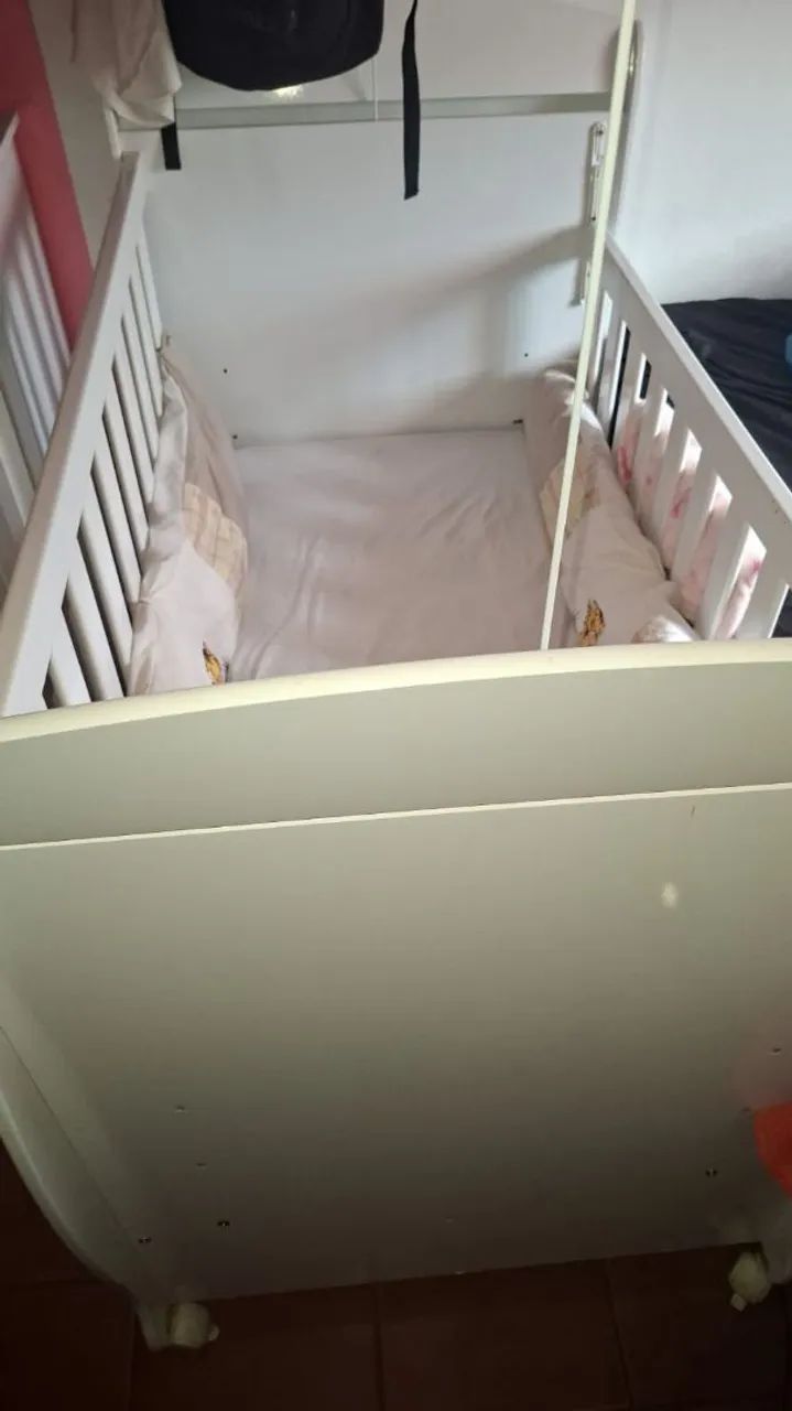 Berço, carrinho e bebê conforto