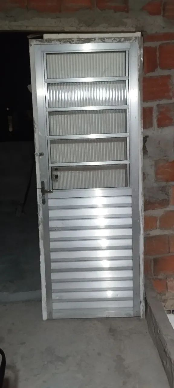 PORTA DE ALUMÍNIO USADA