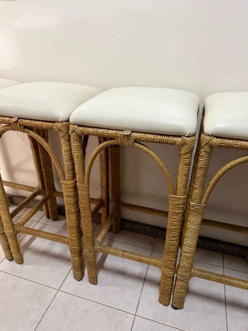 4 Banquetas da marca Rattan - Foto 3