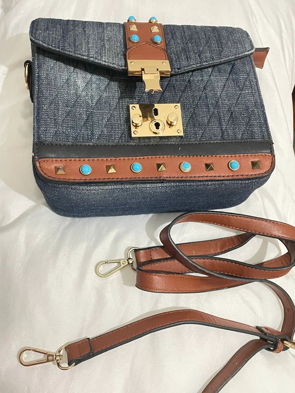 Bolsa Transversal Jeans com Tachas e Pedras Turquesa (Estilo Valentino)