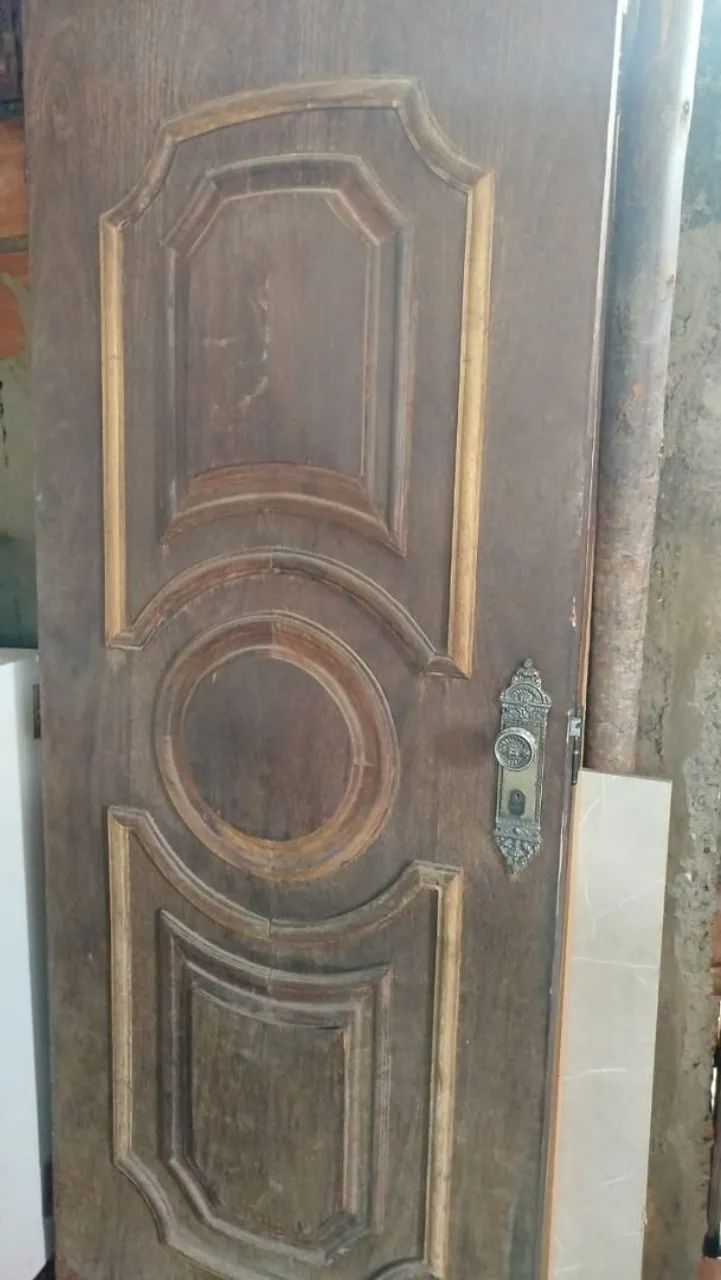 "Porta de entrada com molduras"