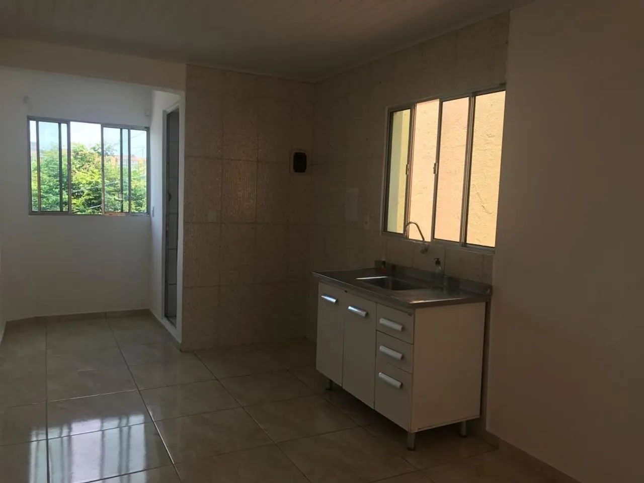 Aluga se casa 3 cômodos 