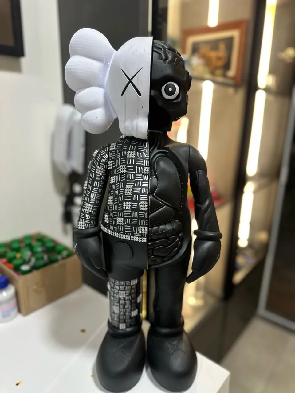 Boneco KAWS Preto e Branco - Colecionável e Decoração - Foto 2