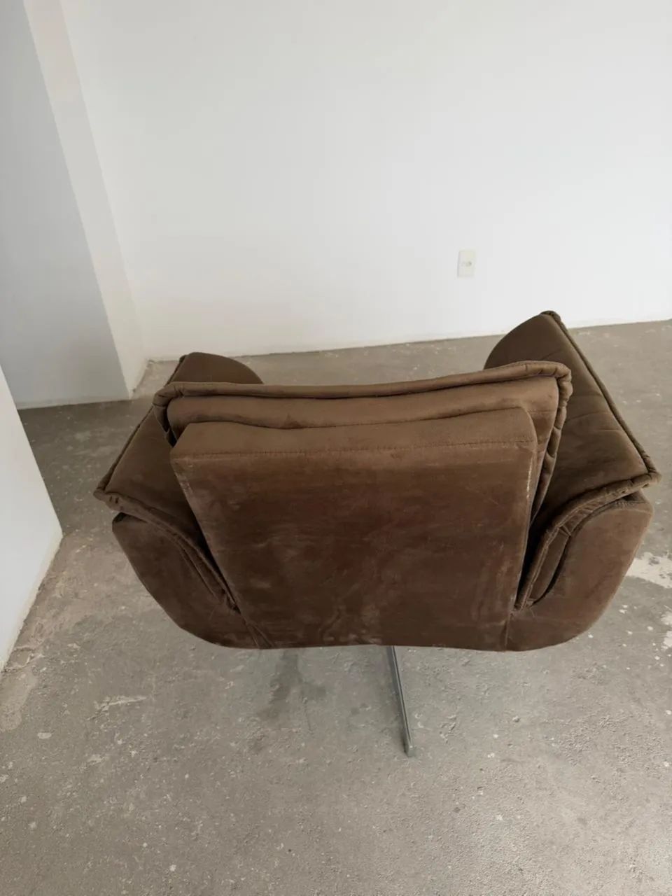 Poltrona marrom com base giratória 