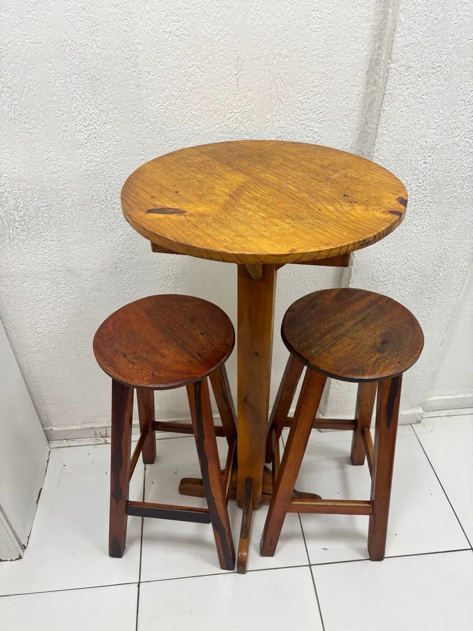 Mesa de madeira com com bancos  - Foto 2