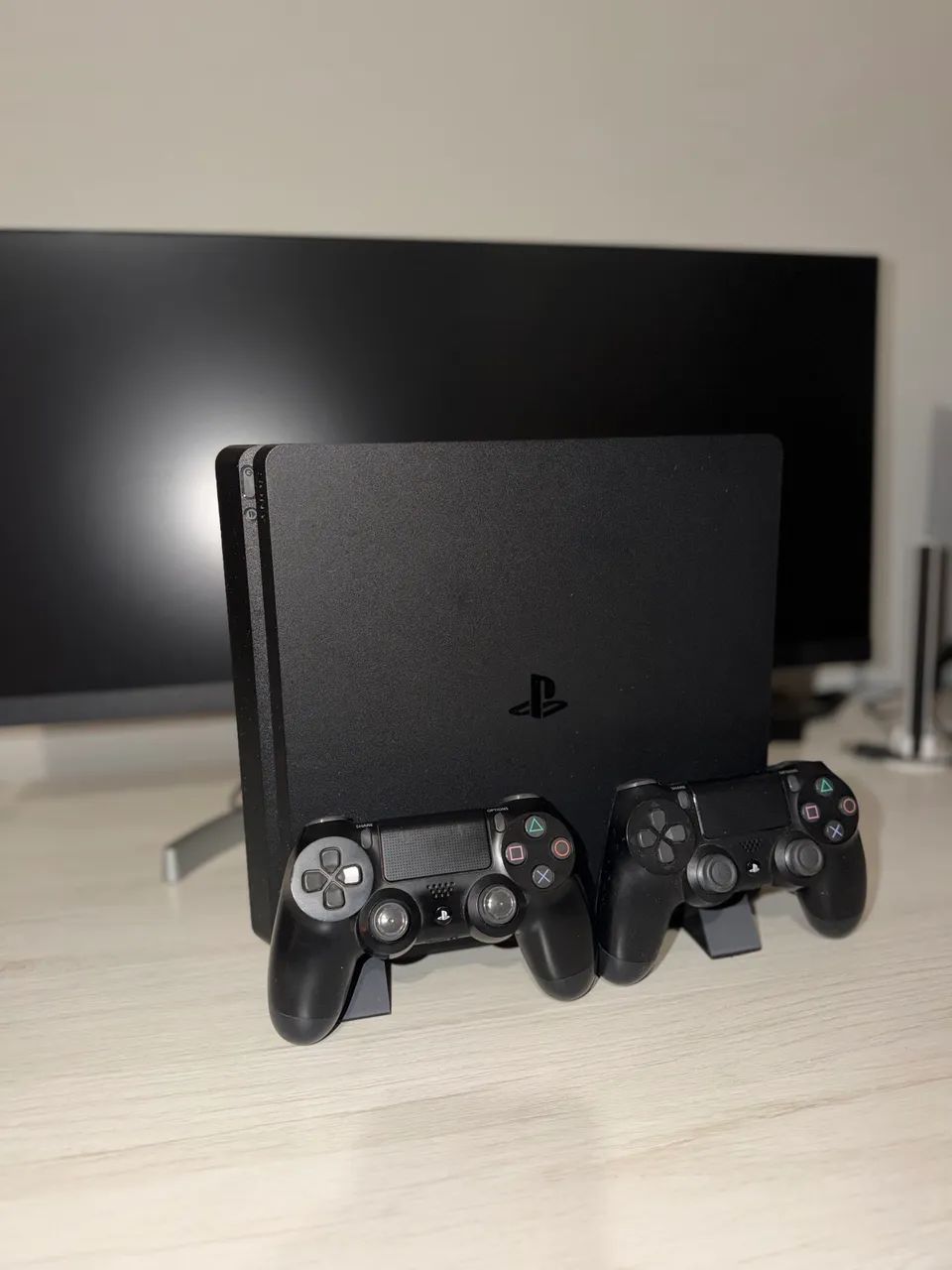 PS4 Slim + 2 Controles - Muito Conservado - Foto 3