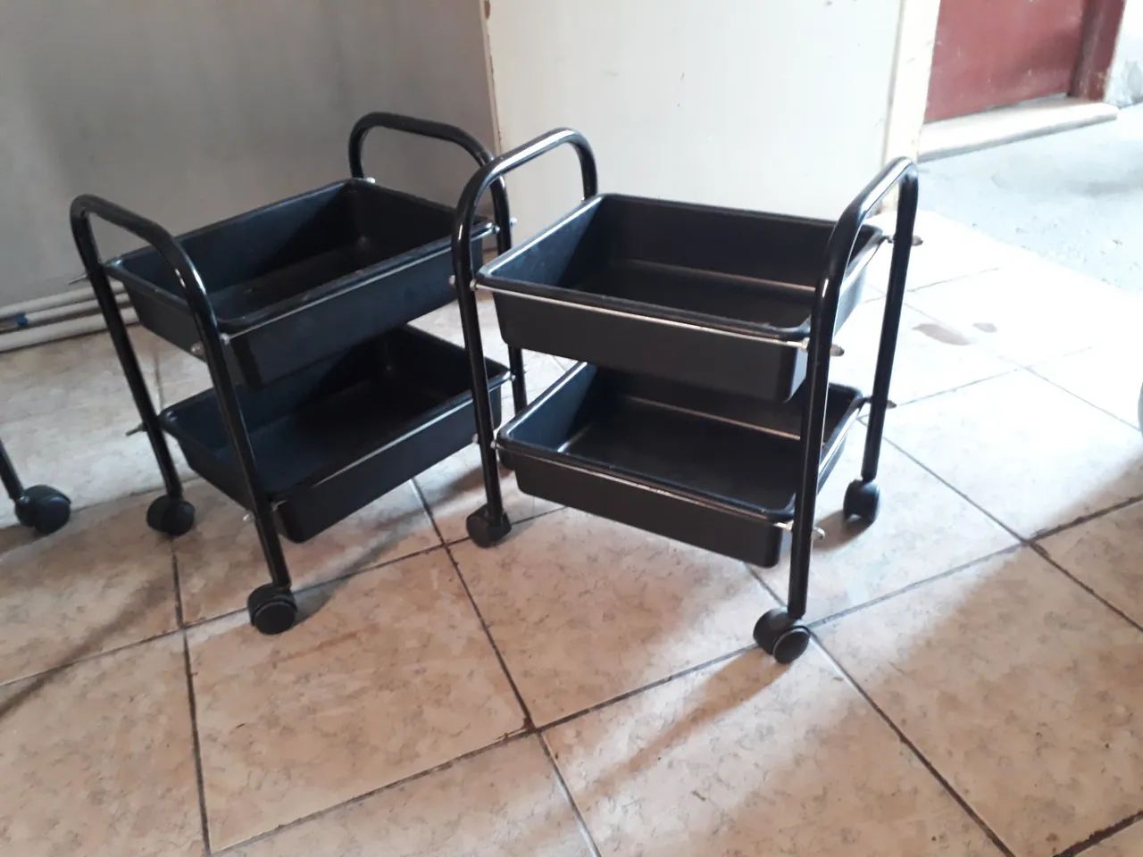 Cadeira com rodinha  para manicure  e dois porta objeto  - Foto 2
