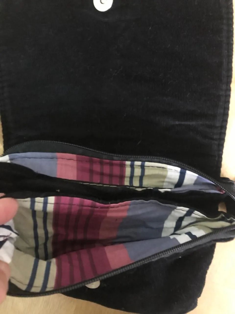 Bolsa de veludo cotelê preta - Foto 3