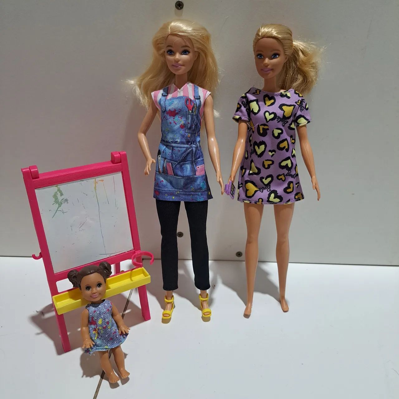 Três Barbies Adultas e Uma Criança