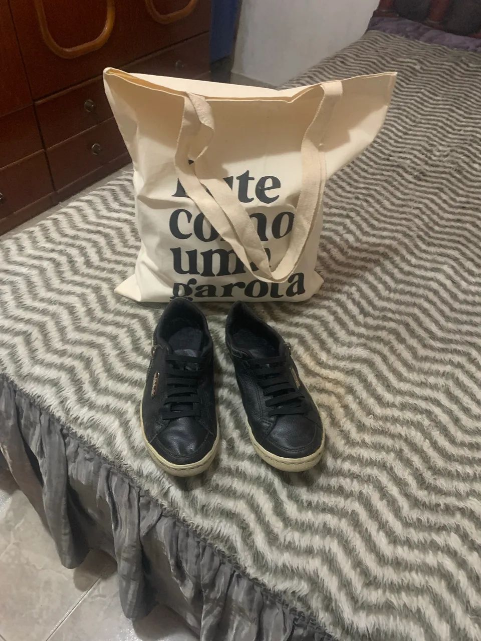 Conjunto bolsa ( nova) + tênis em couro preto 