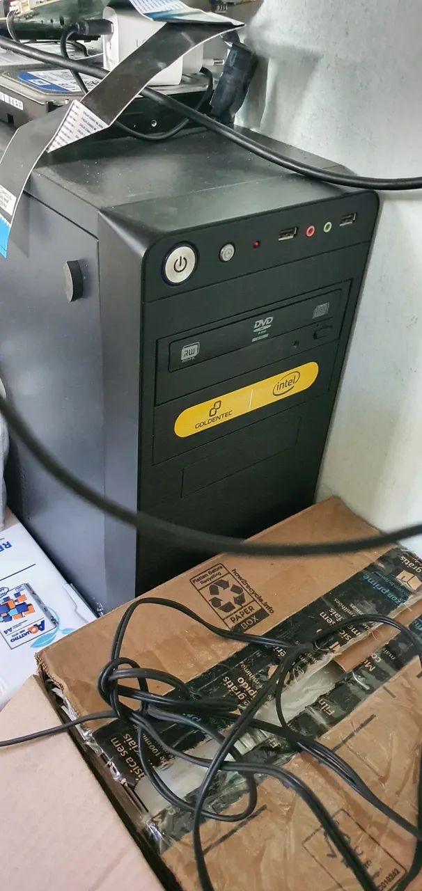 Computador e itens de trabalho 