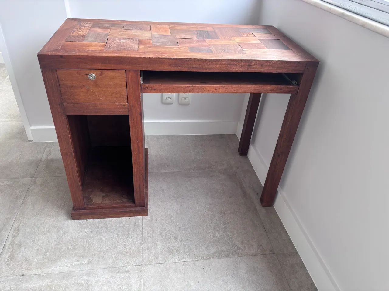 Vendo - mesa escrivaninha de madeira - excelente estado  - Foto 2