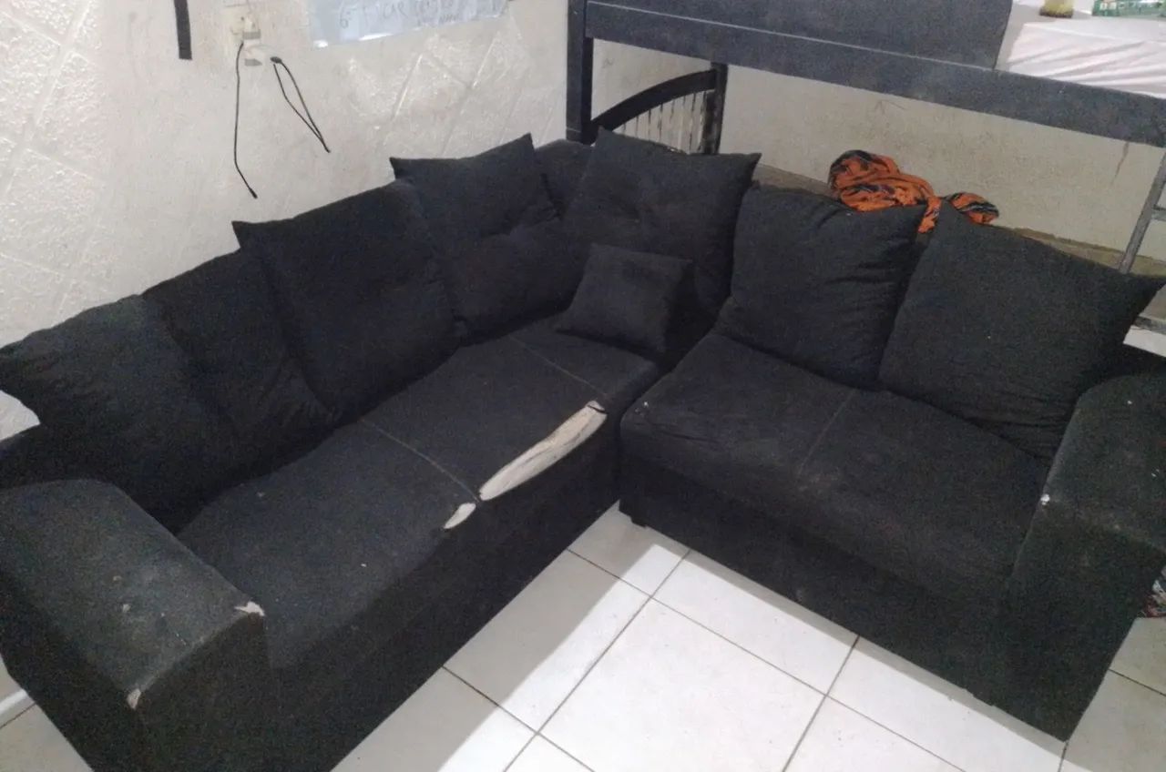 Sofá em L na cor preta 