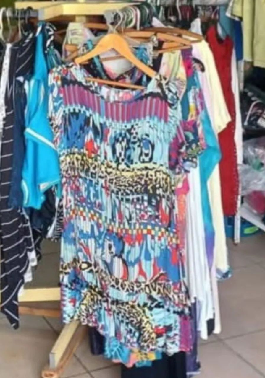 Lote de 300 peças de roupas  - Foto 2