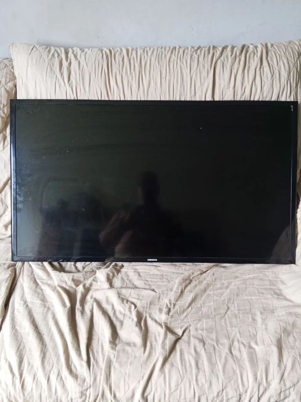 Vendo uma tv Samsung 40" polegadas com defeito tela trincada para retirada de peças 