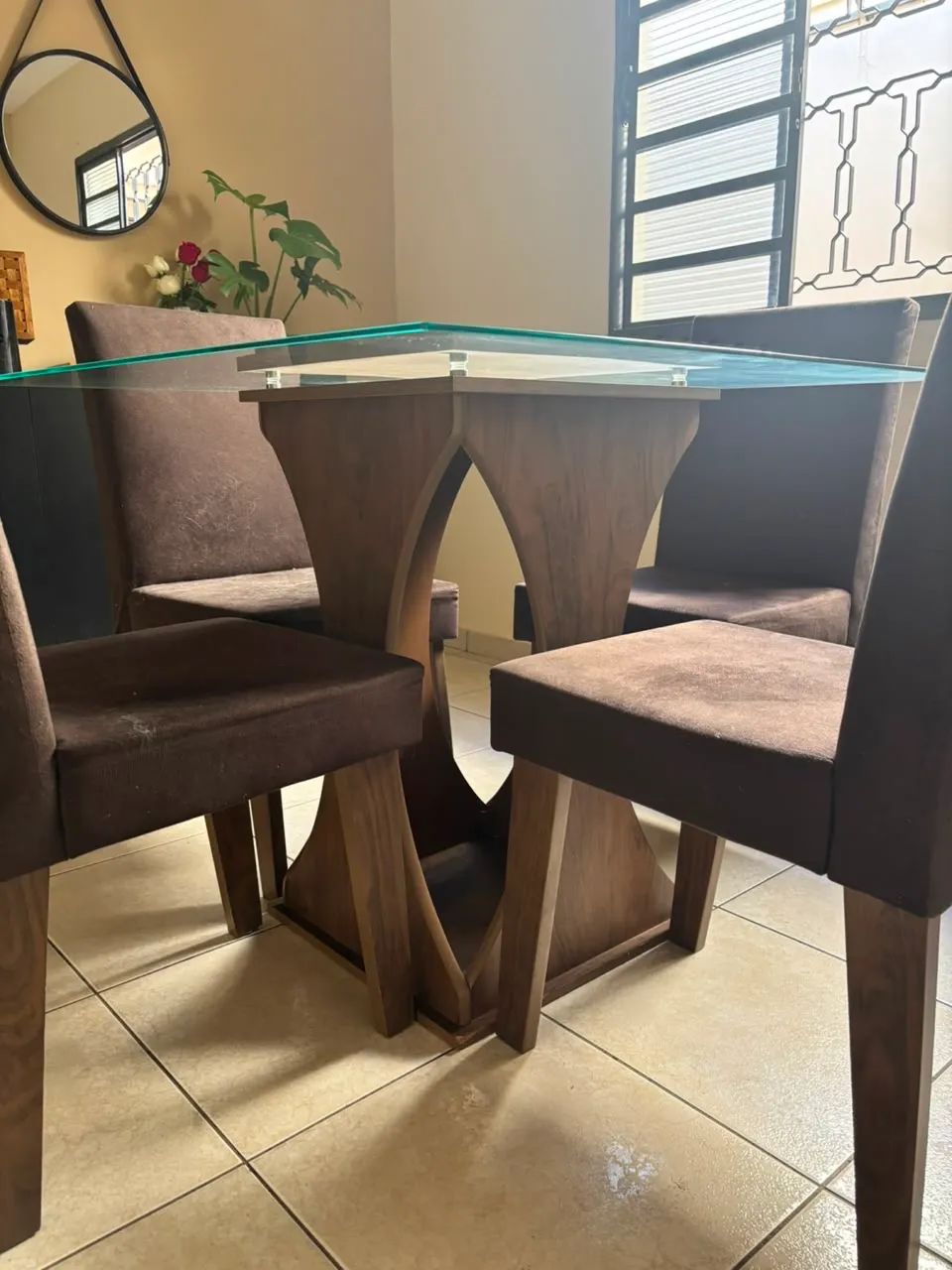 Mesa tampo de vidro com 4 cadeiras estofadas  - Foto 3