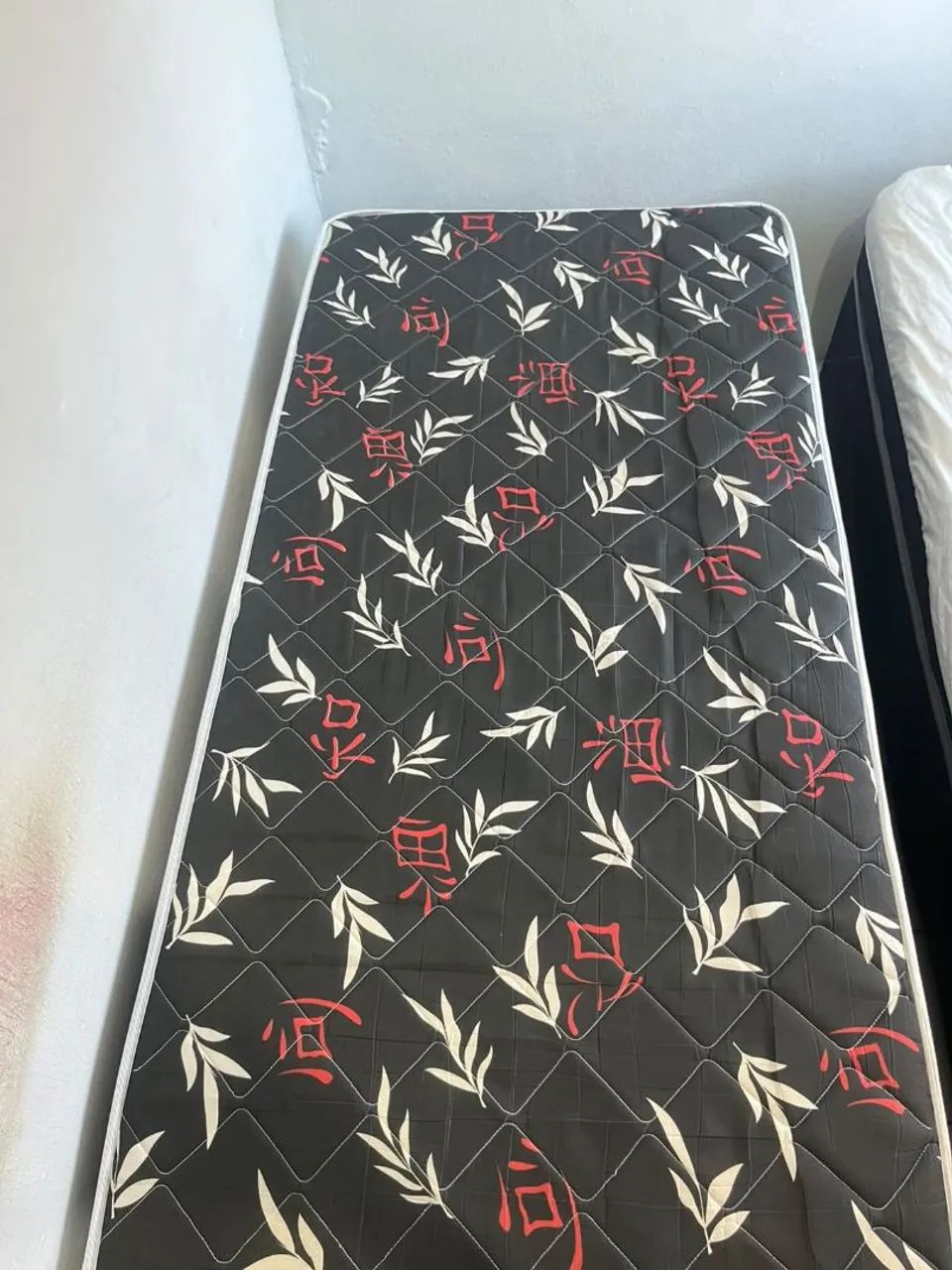 Vende-se cama box de solteiro.