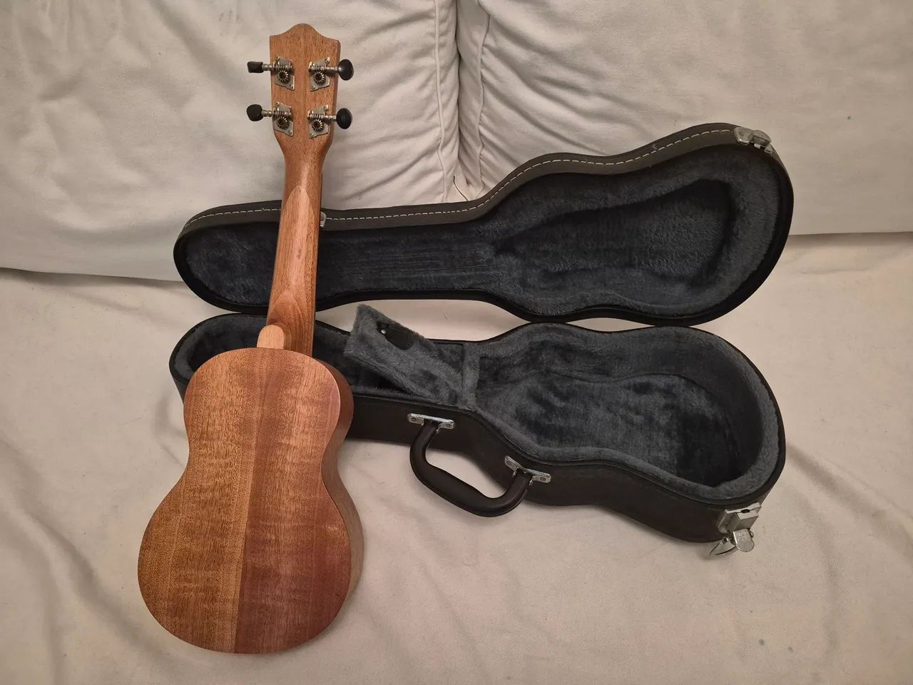 UKULELE IMPORTADO TANGLEWOOD COM EXCELENTE CASE RÍGIDO. - Foto 3