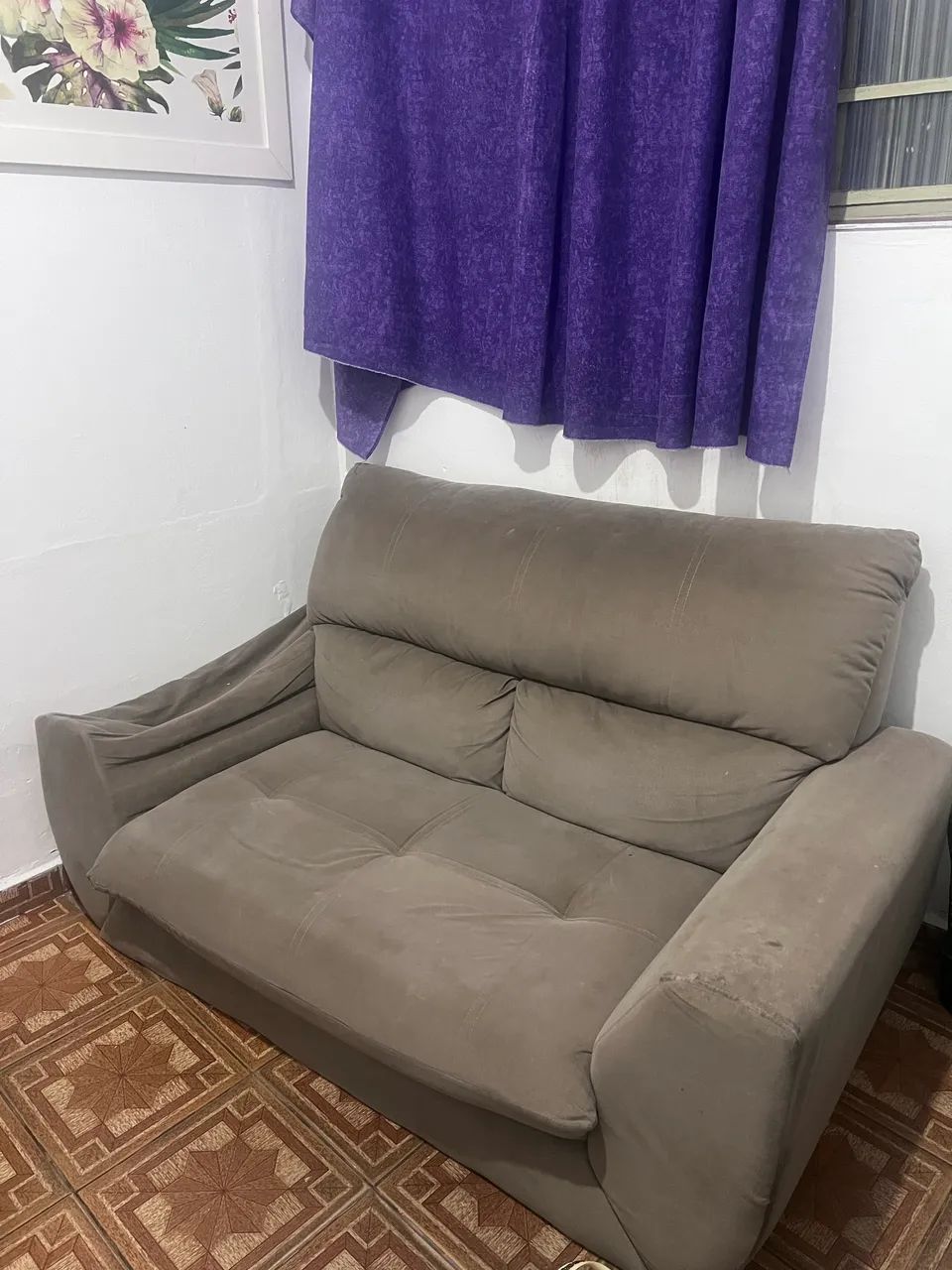 Sofá com detalhe solucionável no braço no preço  - Foto 2
