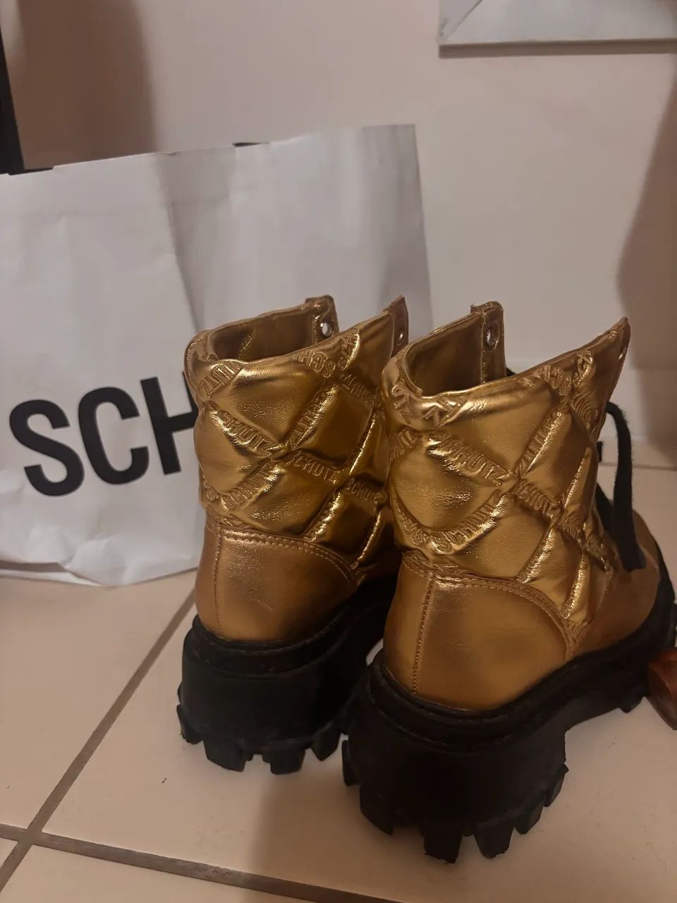 Bota Dourada  Schutz- Perfeita ! Como nova !  - Foto 4