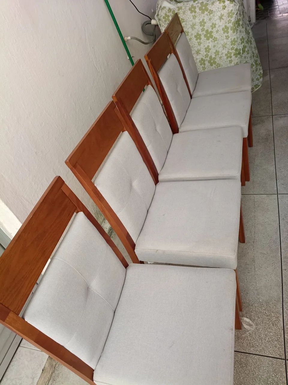 Cinco cadeiras em madeira maciça e assento e encosto em linho cinza - Foto 2