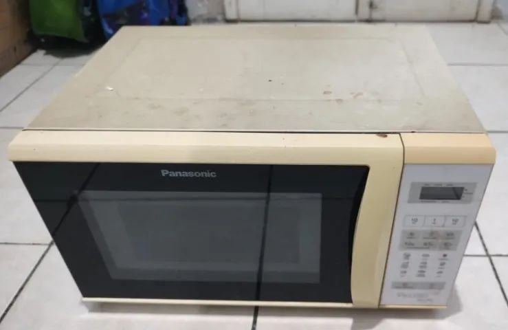 O microondas Panasonic Piccolo Style 23 litros