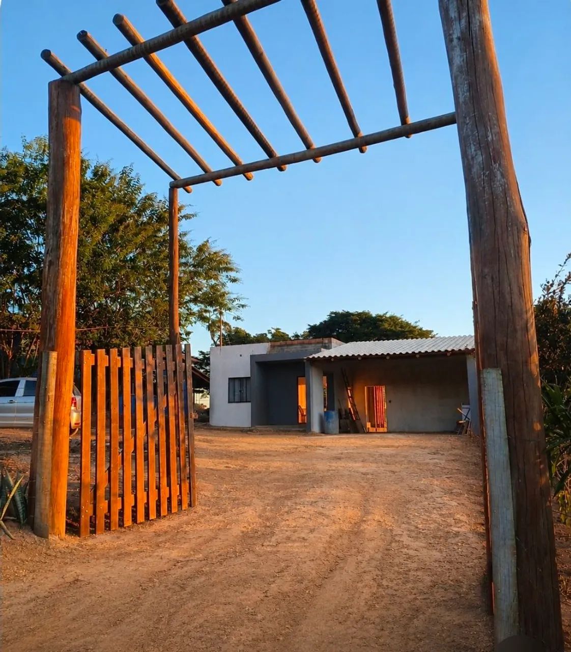 CASA COM AMPLO TERRENO EM CRUCILÂNDIA/MG