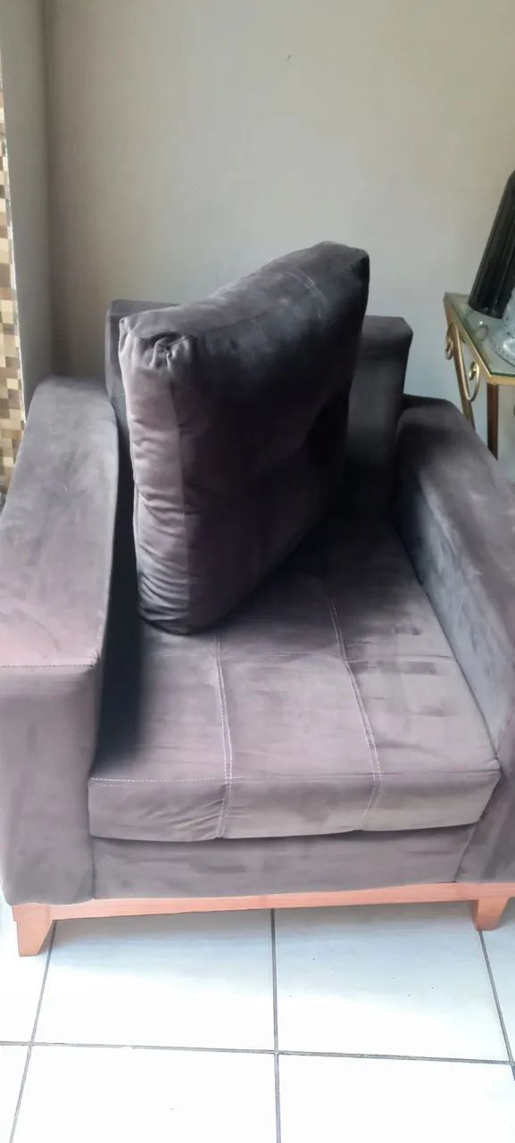 POLTRONA de suede com pés de madeira - Foto 2