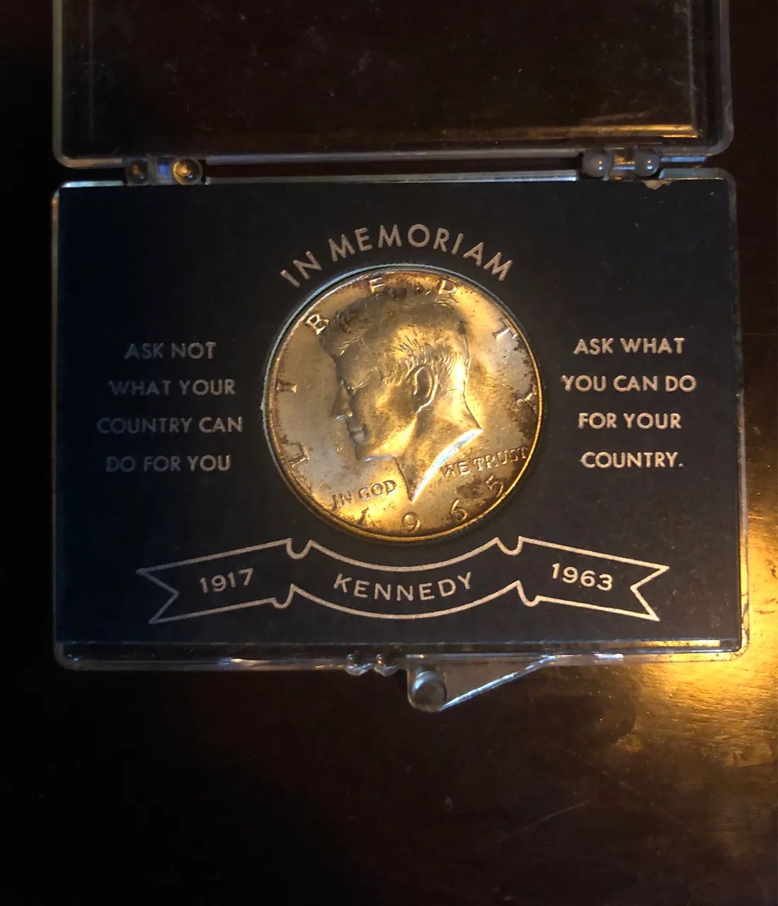 Moeda John Kennedy Half Dollar 1964 em Estojo Plástico 1917-1963