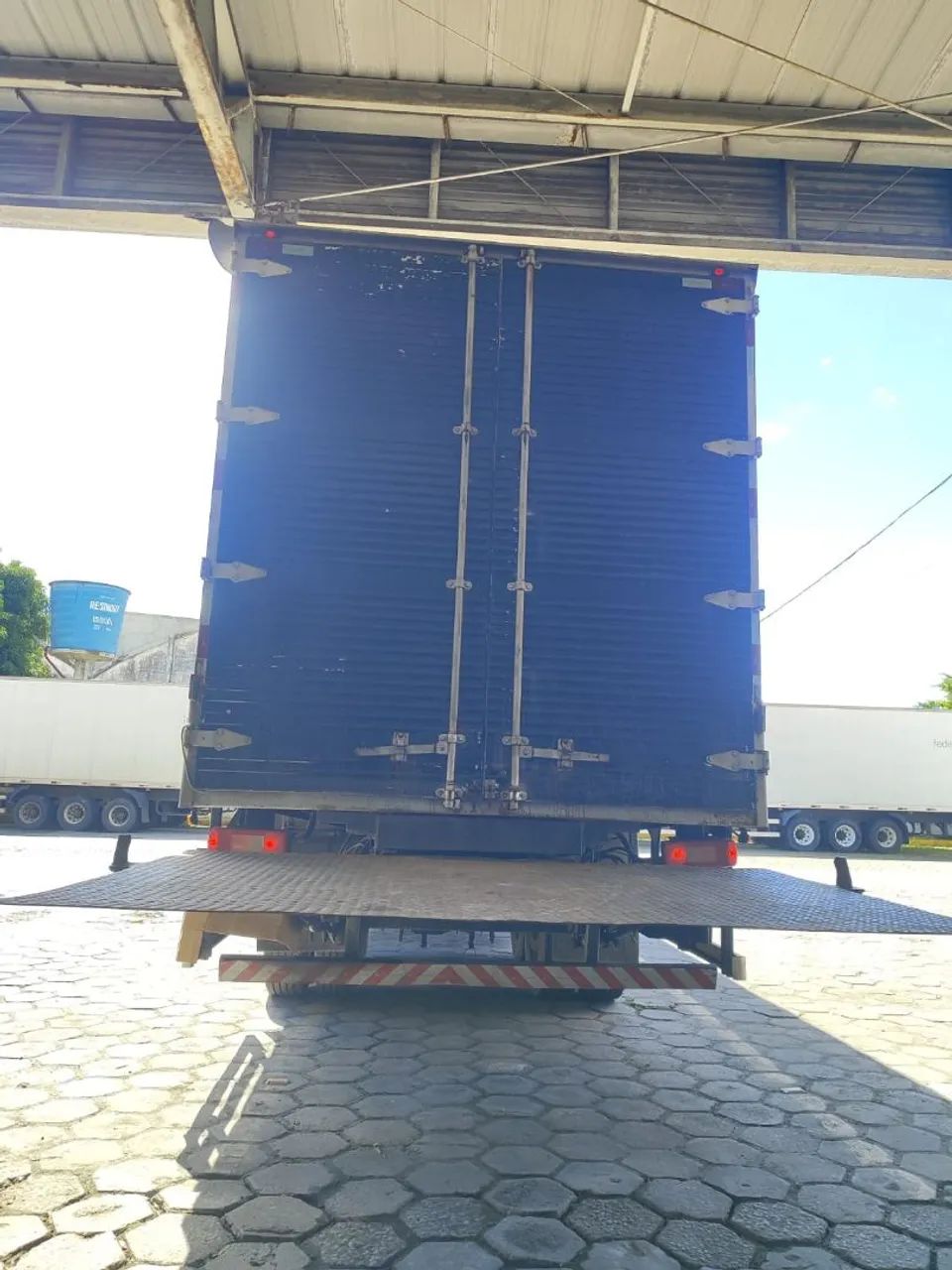 CAMINHÃO VOLVO VM 270 PRATA 2013 BAÚ E COM PLATAFORMA ELEVATÓRIA - Foto 4