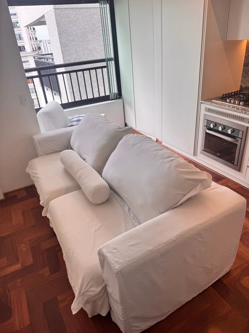 Sofá retrátil branco com capa - Foto 5