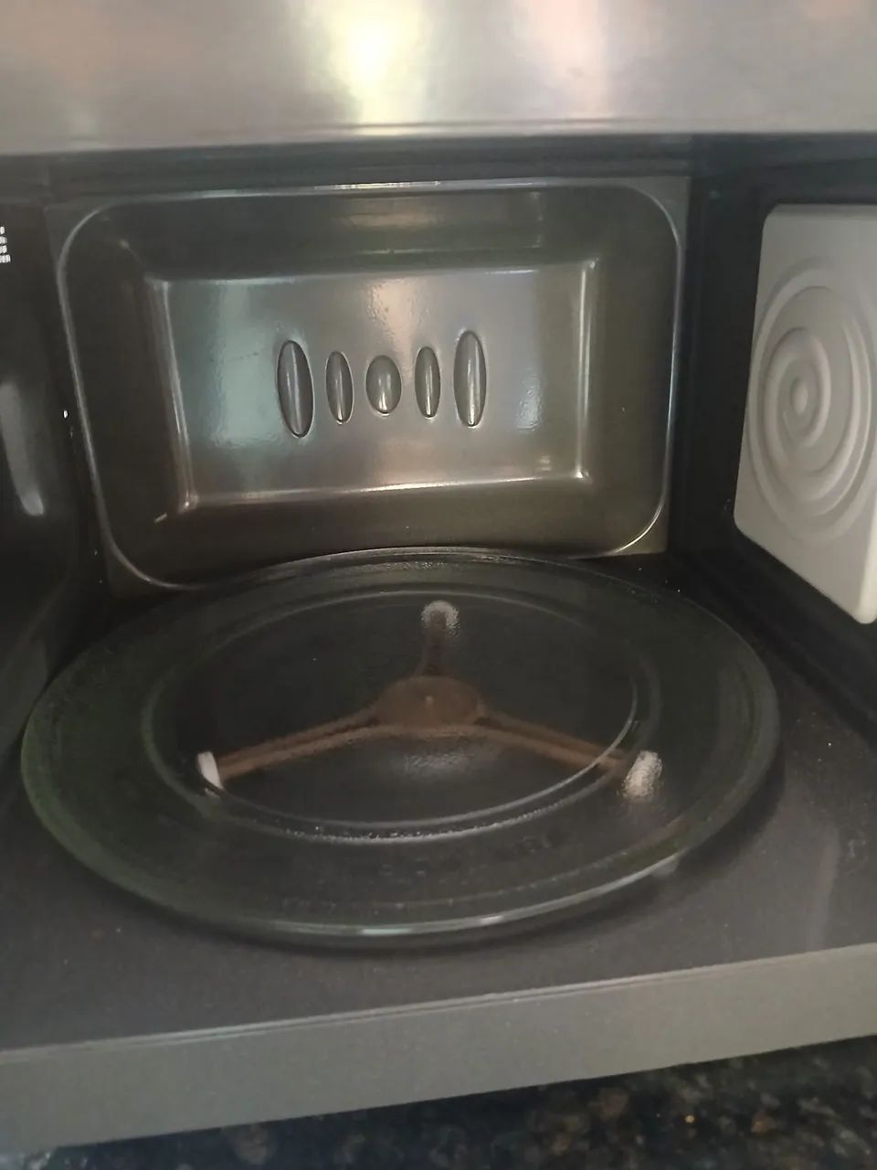 Vendo micro-ondas semi novo c defeito - Foto 3