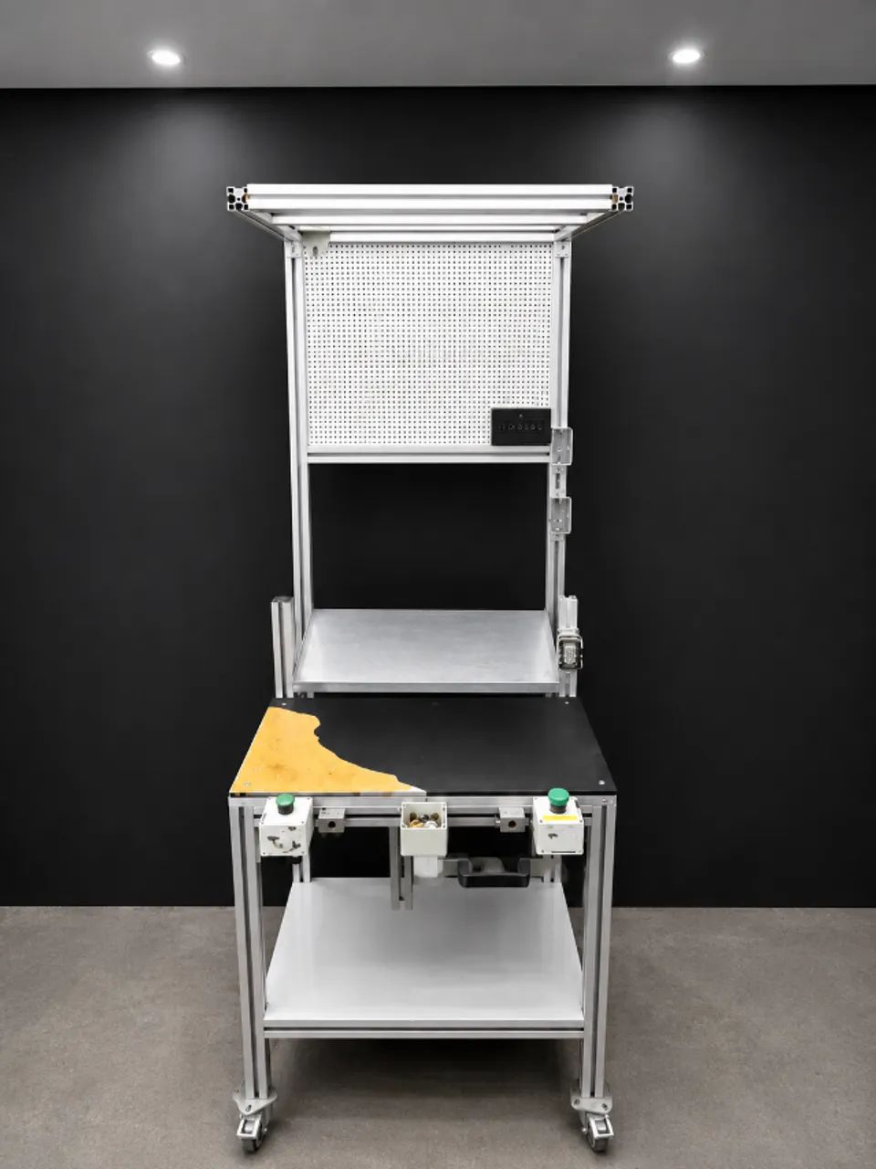 Bancada Industrial Usada 700x690mm com Estrutura de Alumínio e Rodízios