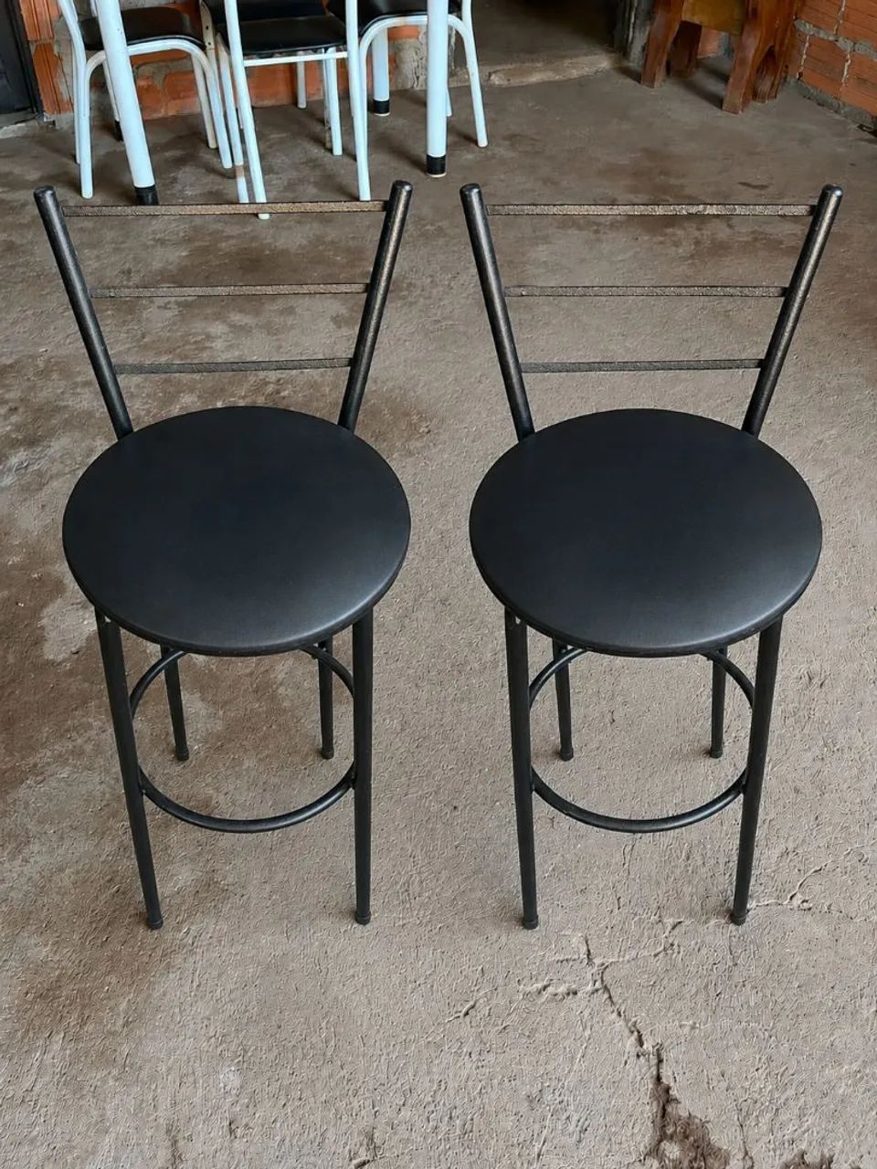 PAR DE BANQUETAS ALTAS COM ENCOSTO 