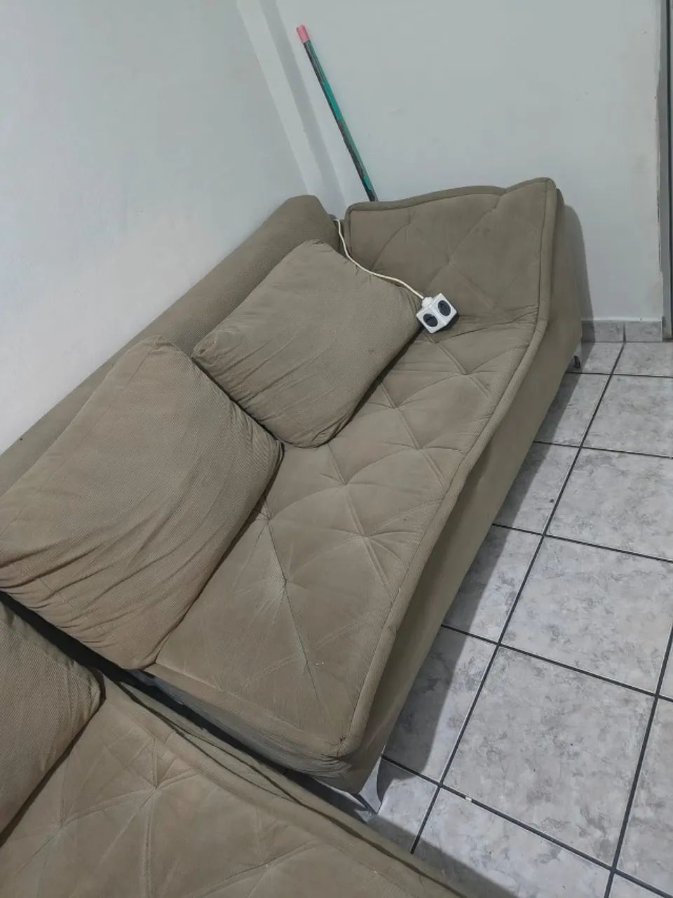Sofá 4 lugares com mola e fino acabamento