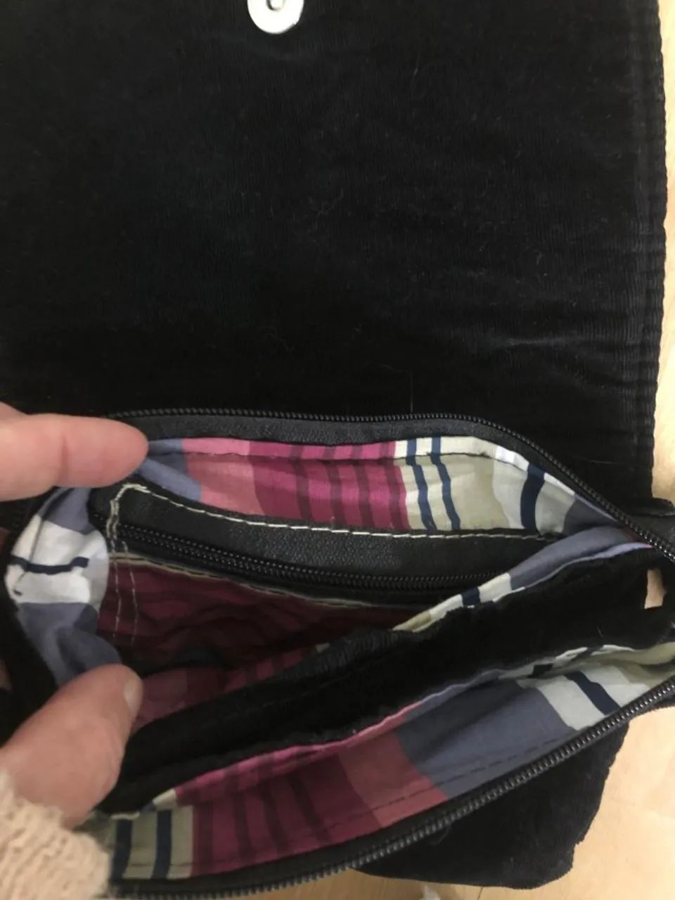 Bolsa de veludo cotelê preta - Foto 4
