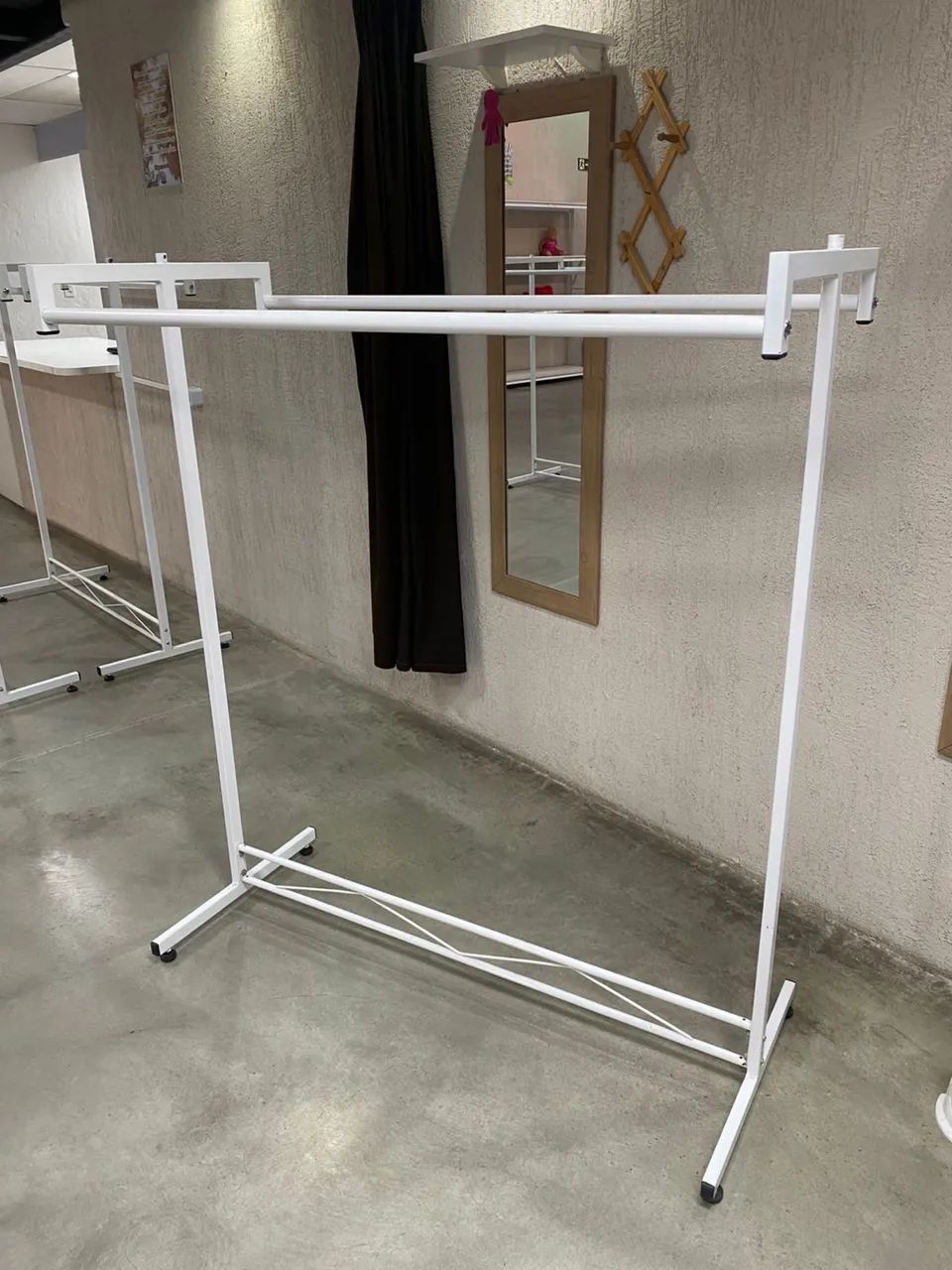 BAIXOU!!! VENDO ARARA DUPLA PARA ROUPAS SUPER RESISTENTE  EM EXCELENTE ESTADO - Foto 5