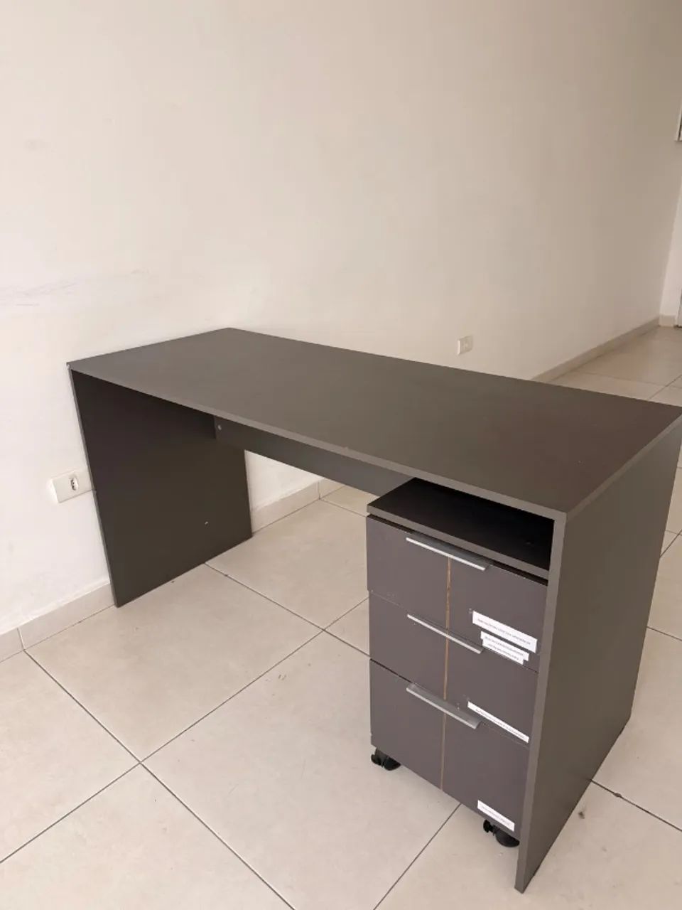 Mesa Escrivaninha com Gaveteiro Cinza Chumbo - Foto 2
