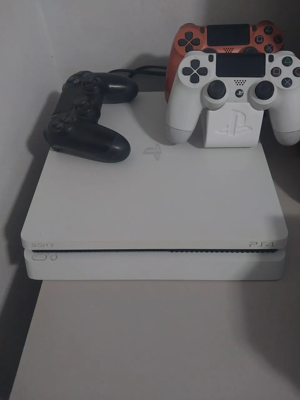 Ps4 slim branco na caixa com 3 controles e 11 jogos - Foto 3