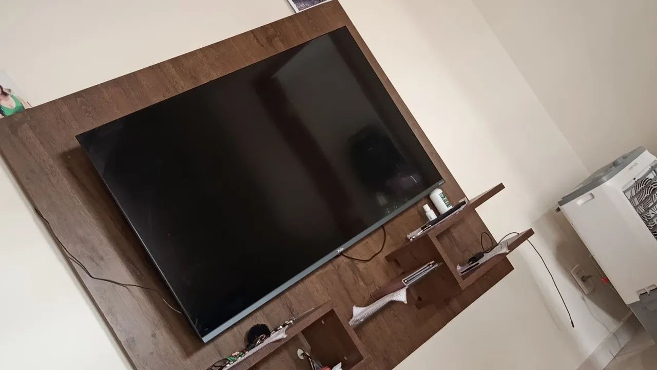 Vendo TV 58 polegadas semi nova tem nota fiscal 9 meses de uso 2000 mil mais informaçõe pv