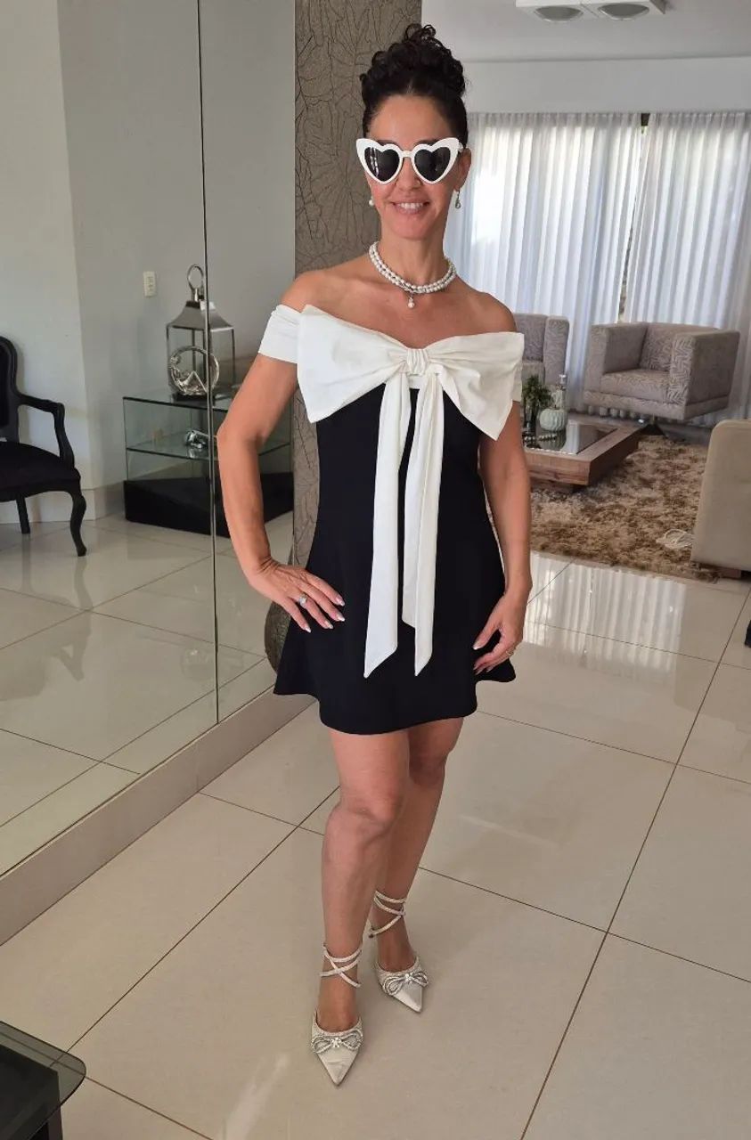 Vestido curto preto com branco  e laço grande  - Foto 4