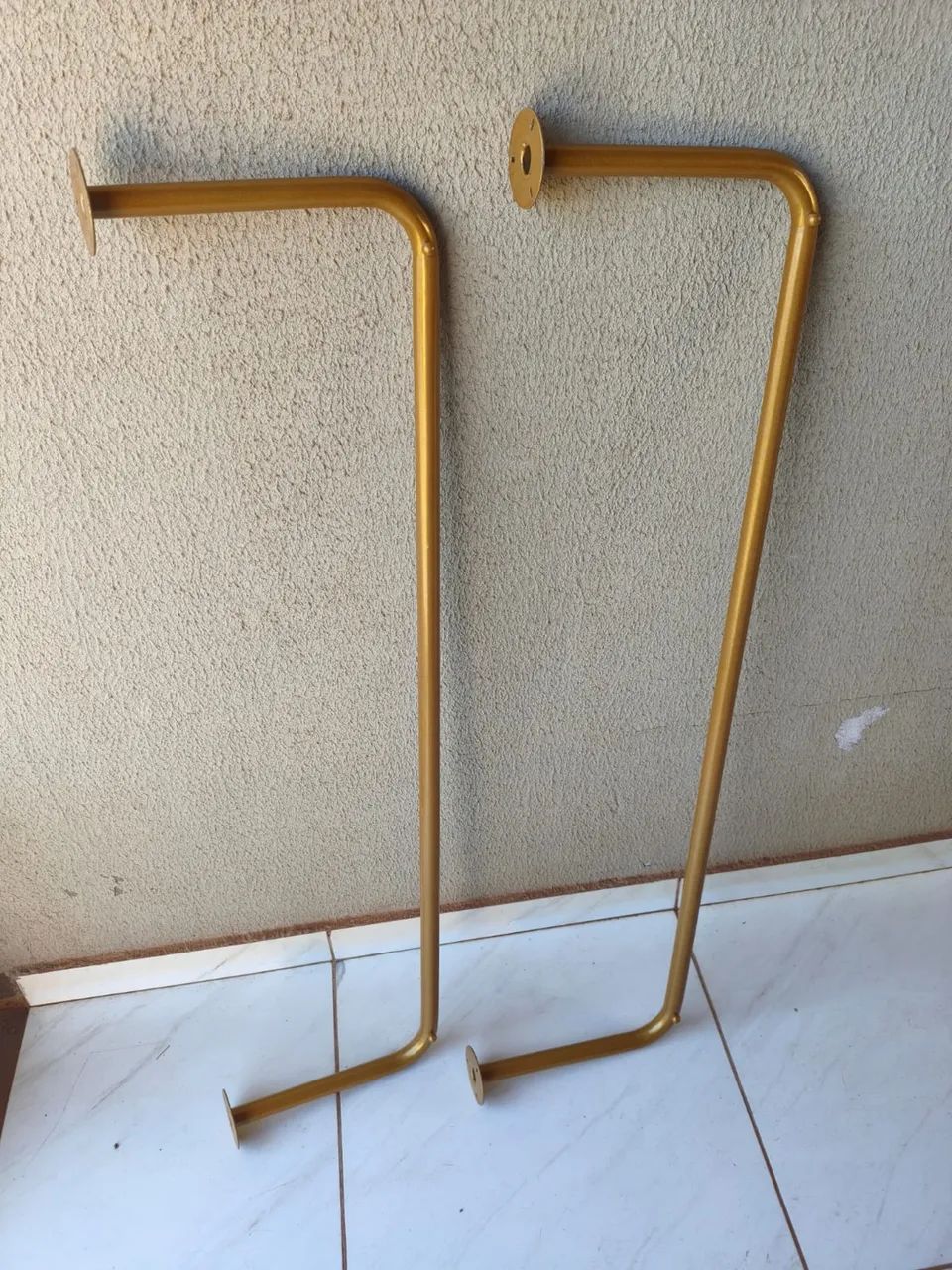 Arara de parede Dourada 
