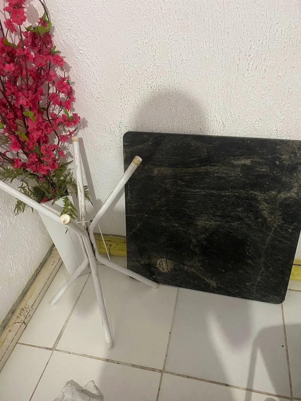 Vendo mesa de mármore com 4 cadeiras