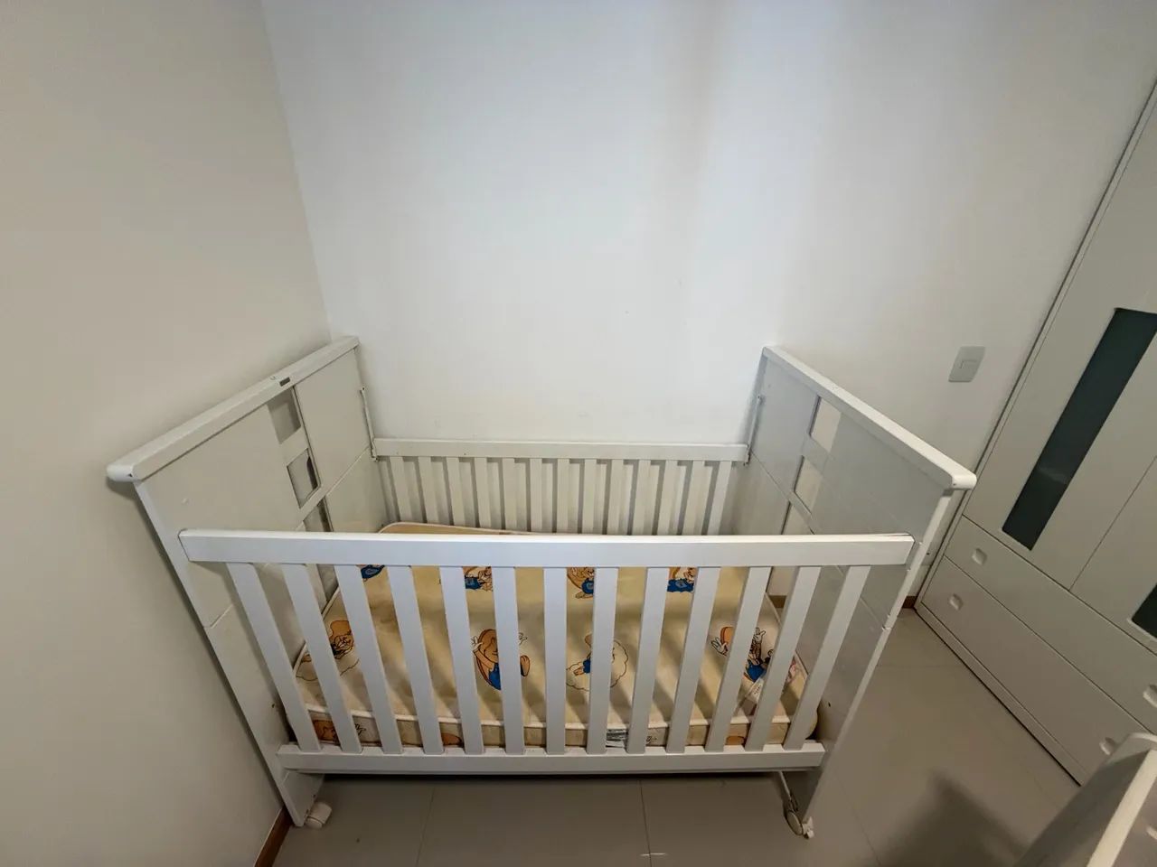 4 móveis Quarto de Bebê Branco - Berço + Bicama + Guarda-Roupa + Cômoda em MDF - Foto 4