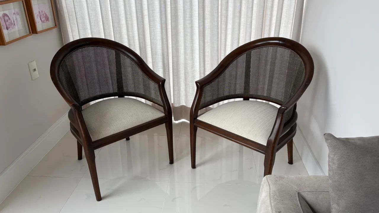Poltrona madeira nobre linda semi nova 