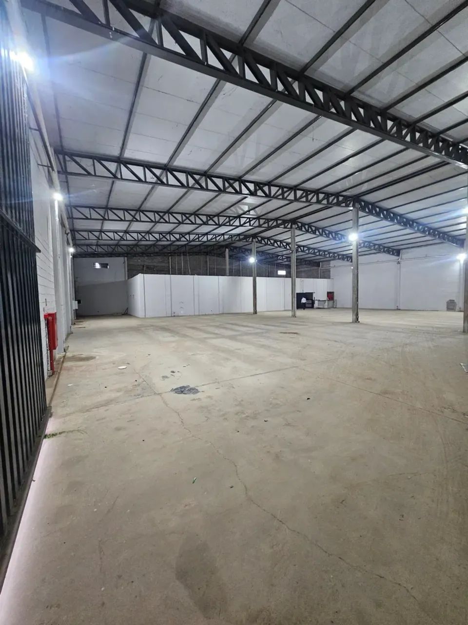 Aluga-se barracão com 1500 m² de área livre
